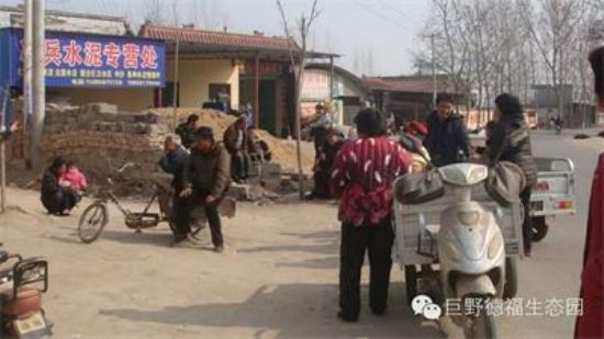 點擊查看詳細(xì)信息<br>標(biāo)題：三農(nóng)網(wǎng)絡(luò)邀請農(nóng)業(yè)局專家進(jìn)村講課、 閱讀次數(shù)：7440